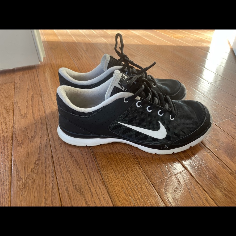 Black and White Nike Running Shoes - Picture 2 of 6